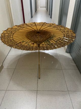 Sombrilla antigua de bambú y papel