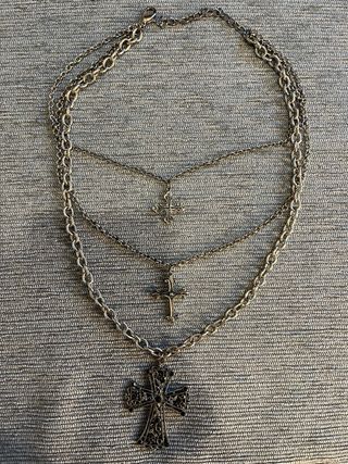 Colar de três camadas com cruz