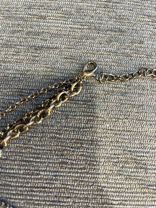 Colar de três camadas com cruz