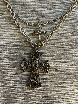 Colar de três camadas com cruz