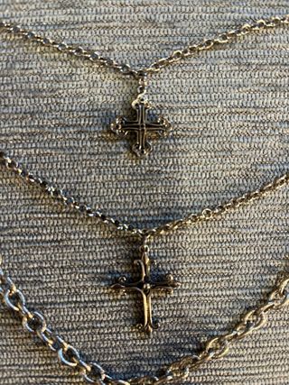 Colar de três camadas com cruz