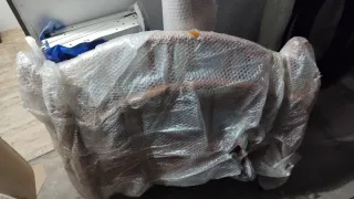 Cama de madera estilo moderno.