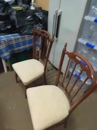 Mesa comedor y 2 sillas tapizadas