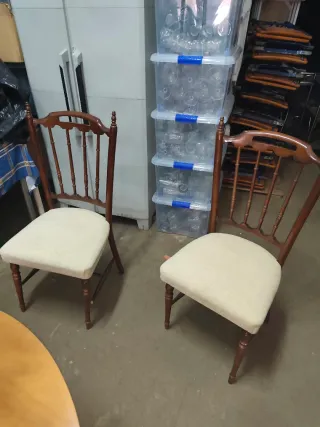 Mesa comedor y 2 sillas tapizadas