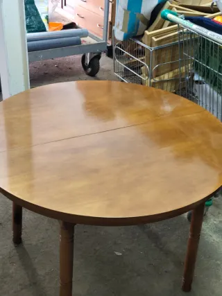 Mesa comedor y 2 sillas tapizadas