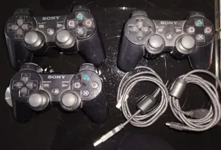 Consola PS3 con 3 mandos y 3 juegos