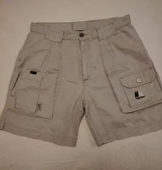 Pantalón corto, color beige, de caballero.Talla "L