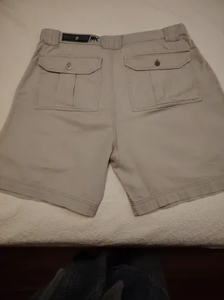 Pantalón corto, color beige, de caballero.Talla "L