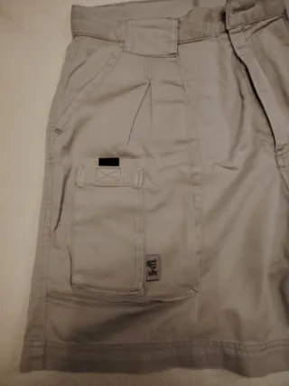 Pantalón corto, color beige, de caballero.Talla "L