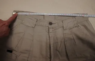 Pantalón corto, color beige, de caballero.Talla "L