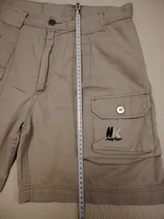 Pantalón corto, color beige, de caballero.Talla "L