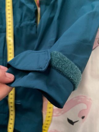 Chaqueta turquesa con capucha