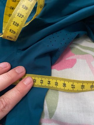 Chaqueta turquesa con capucha