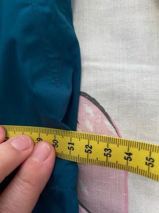 Chaqueta turquesa con capucha