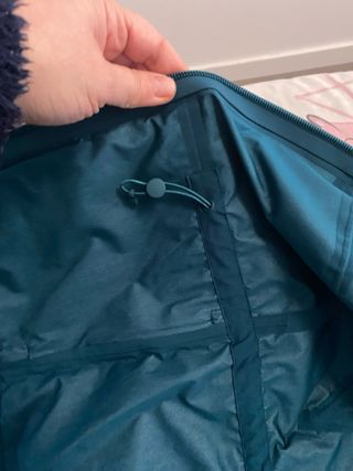 Chaqueta turquesa con capucha