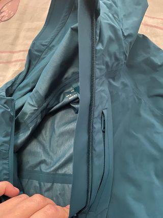 Chaqueta turquesa con capucha