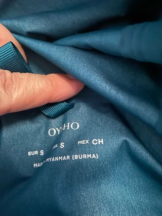 Chaqueta turquesa con capucha