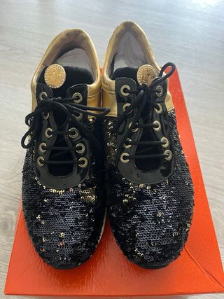 Ténis Valentino dourados e pretos
