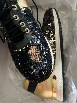 Ténis Valentino dourados e pretos