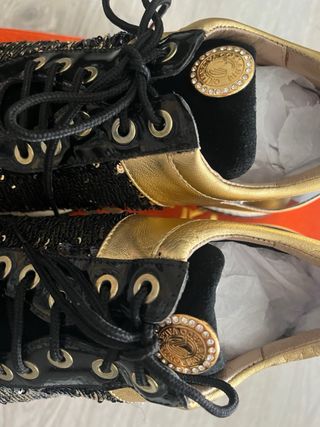 Ténis Valentino dourados e pretos