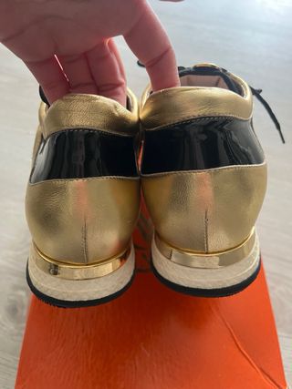 Ténis Valentino dourados e pretos