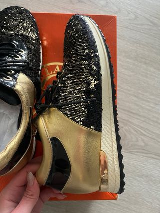 Ténis Valentino dourados e pretos