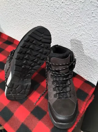 Botas de montaña marrones