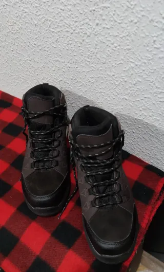 Botas de montaña marrones