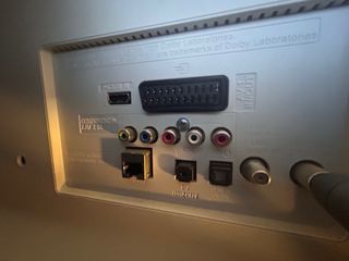 Televisor LG 43'' Blanco y plata.