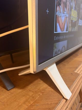 Televisor LG 43'' Blanco y plata.