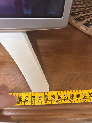 Televisor LG 43'' Blanco y plata.