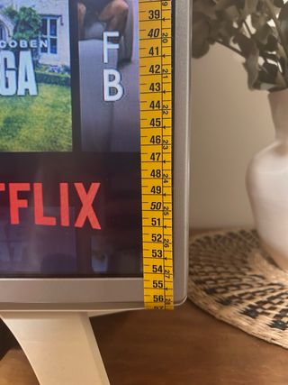 Televisor LG 43'' Blanco y plata.