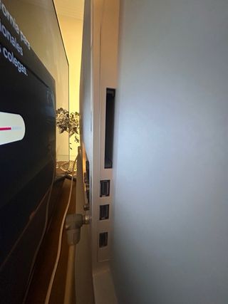 Televisor LG 43'' Blanco y plata.