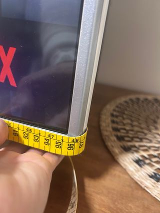 Televisor LG 43'' Blanco y plata.