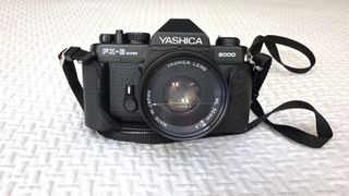 Cámara Yashica FX-3 Super 2000 con flash