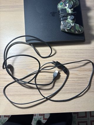 PS4 (PlayStation 4) con mando.
