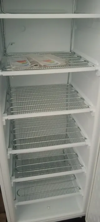 Congelador vertical industrial blanco