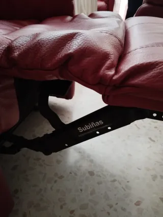 Sillón reclinable de piel rojo