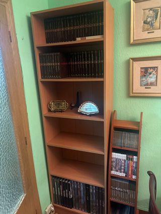 Estantería de madera y cristal