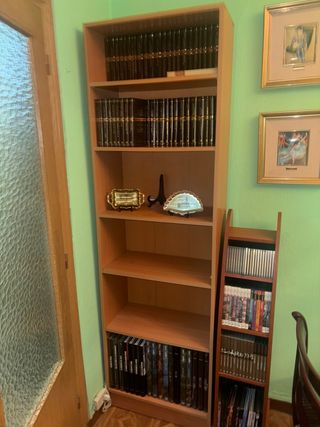 Estantería de madera y cristal