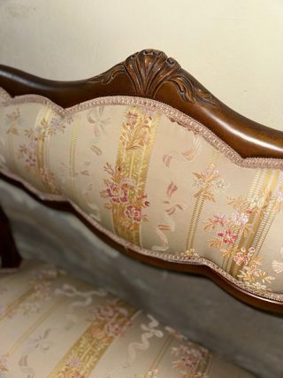 Sofá vintage de madera y tela