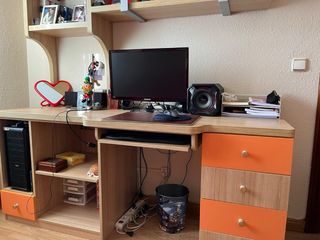 Escritorio madera y naranja