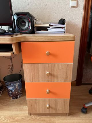 Escritorio madera y naranja