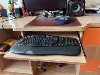 Escritorio madera y naranja