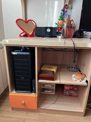 Escritorio madera y naranja