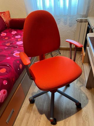 Escritorio madera y naranja