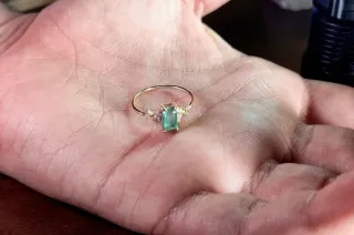 Anillo Esmeralda Natural y plata bañado en oro 18k