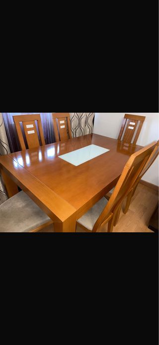 Mesa de comedor de madera con sillas