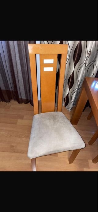 Mesa de comedor de madera con sillas