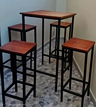 Mesa alta y 4 taburetes hostelería